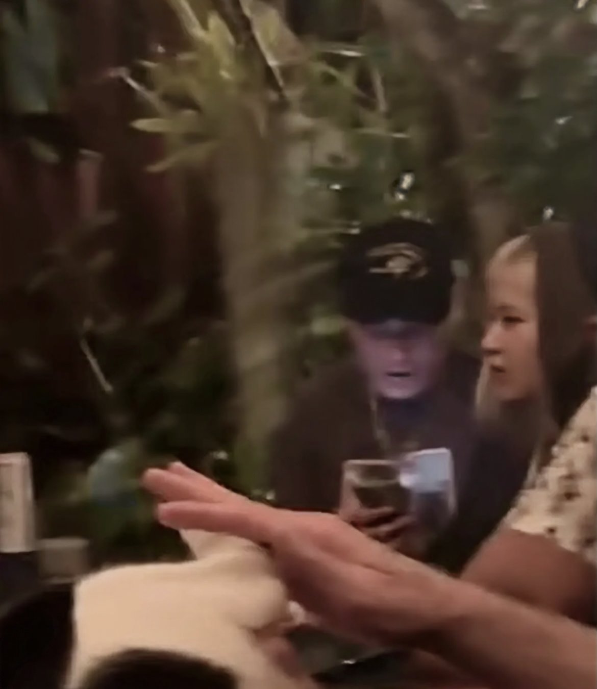 Rosé (BLACKPINK) lại lộ ảnh hẹn hò ở Hawaii, tình tin đồn có động thái khiến fan