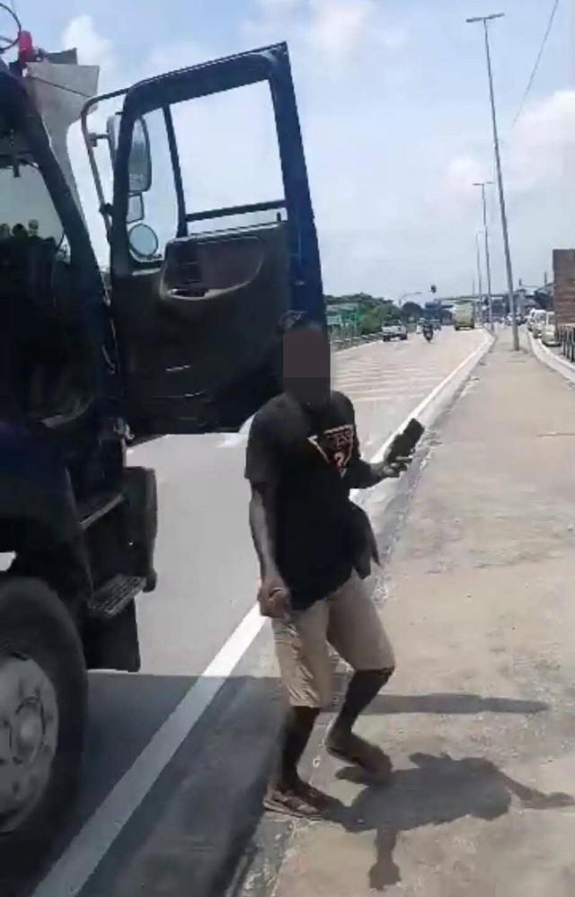 Đang đứng chờ đèn đỏ, xe máy bị xe tải tông từ đằng sau, camera ghi lại giây phút cuối đời của nạn nhân- Ảnh 3. Đang đứng chờ đèn đỏ, xe máy bị xe tải tông từ đằng sau, camera ghi lại giây phút cuối đời của nạn nhân- Ảnh 3.