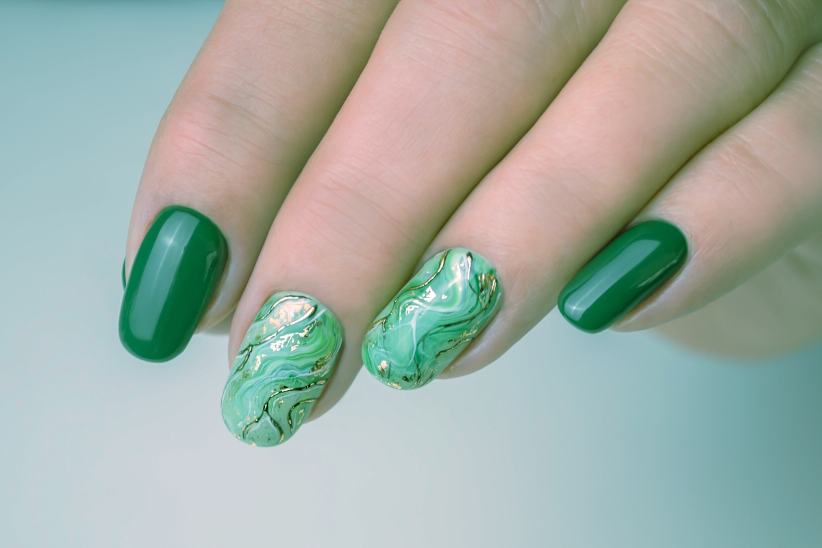 TikTok đang bị ám ảnh bởi thuyết móng tay xanh: Đây rốt cuộc là gì?- Ảnh 1.