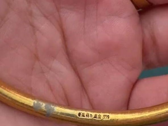 Người phụ nữ chi 61 triệu đồng mua vòng vàng, 2 năm sau đem bán thì phát hiện hàng giả, cửa hàng thách thức: