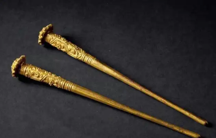 Công trường dừng thi công khẩn cấp vì máy xúc đào trúng vật cứng, kho báu hơn 11.000 tỷ đồng dưới hố sâu 2m được đào lên- Ảnh 1. Công trường dừng thi công khẩn cấp vì máy xúc đào trúng vật cứng, kho báu hơn 11.000 tỷ đồng dưới hố sâu 2m được đào lên- Ảnh 1.