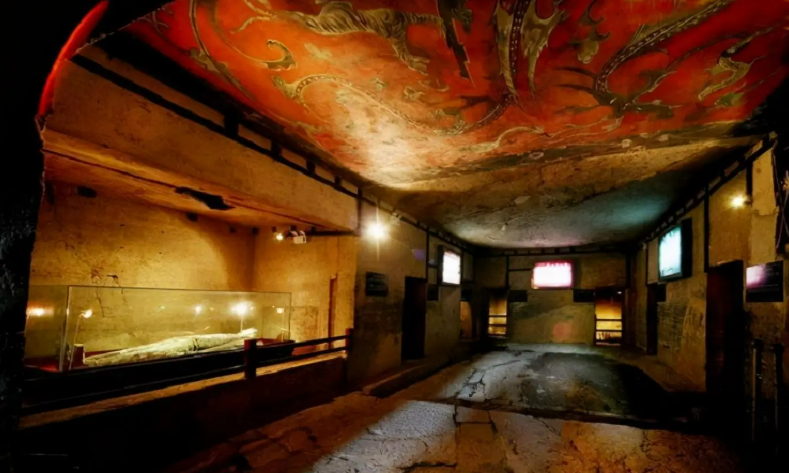 Khai thác đá trên núi, công nhân nổ mìn trúng