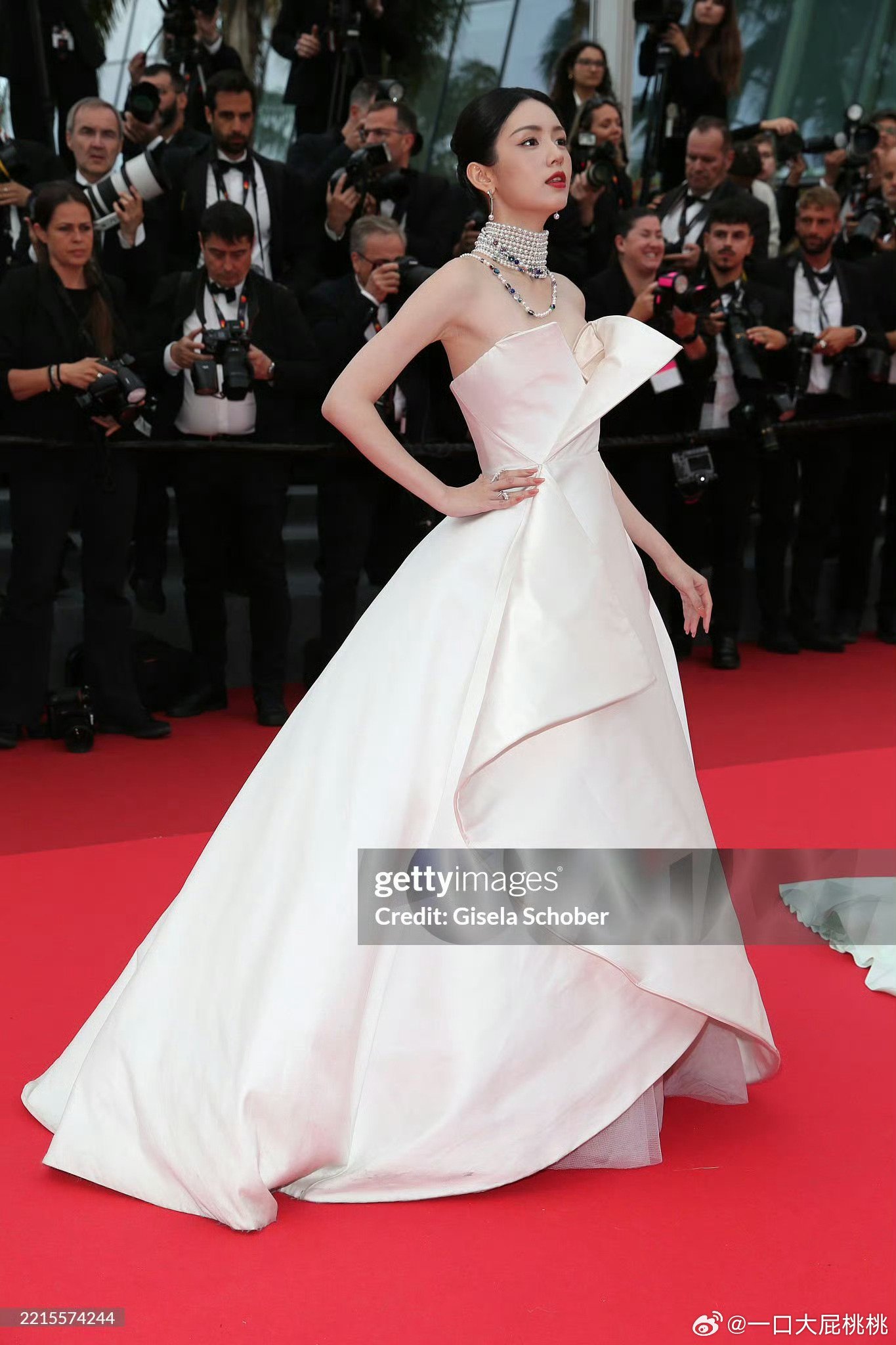 Mỹ nhân đẹp chấn động thế gian náo loạn thảm đỏ Cannes, bước xuống cầu thang cũng đẹp như cổ tích thần tiên- Ảnh 2.