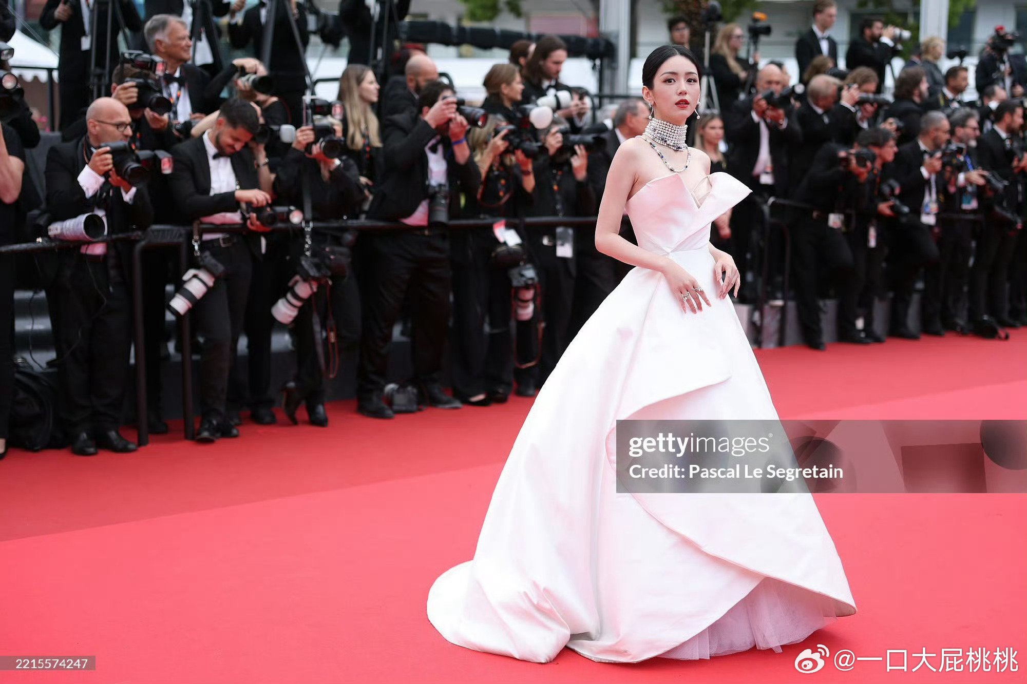 Mỹ nhân đẹp chấn động thế gian náo loạn thảm đỏ Cannes, bước xuống cầu thang cũng đẹp như cổ tích thần tiên- Ảnh 3.