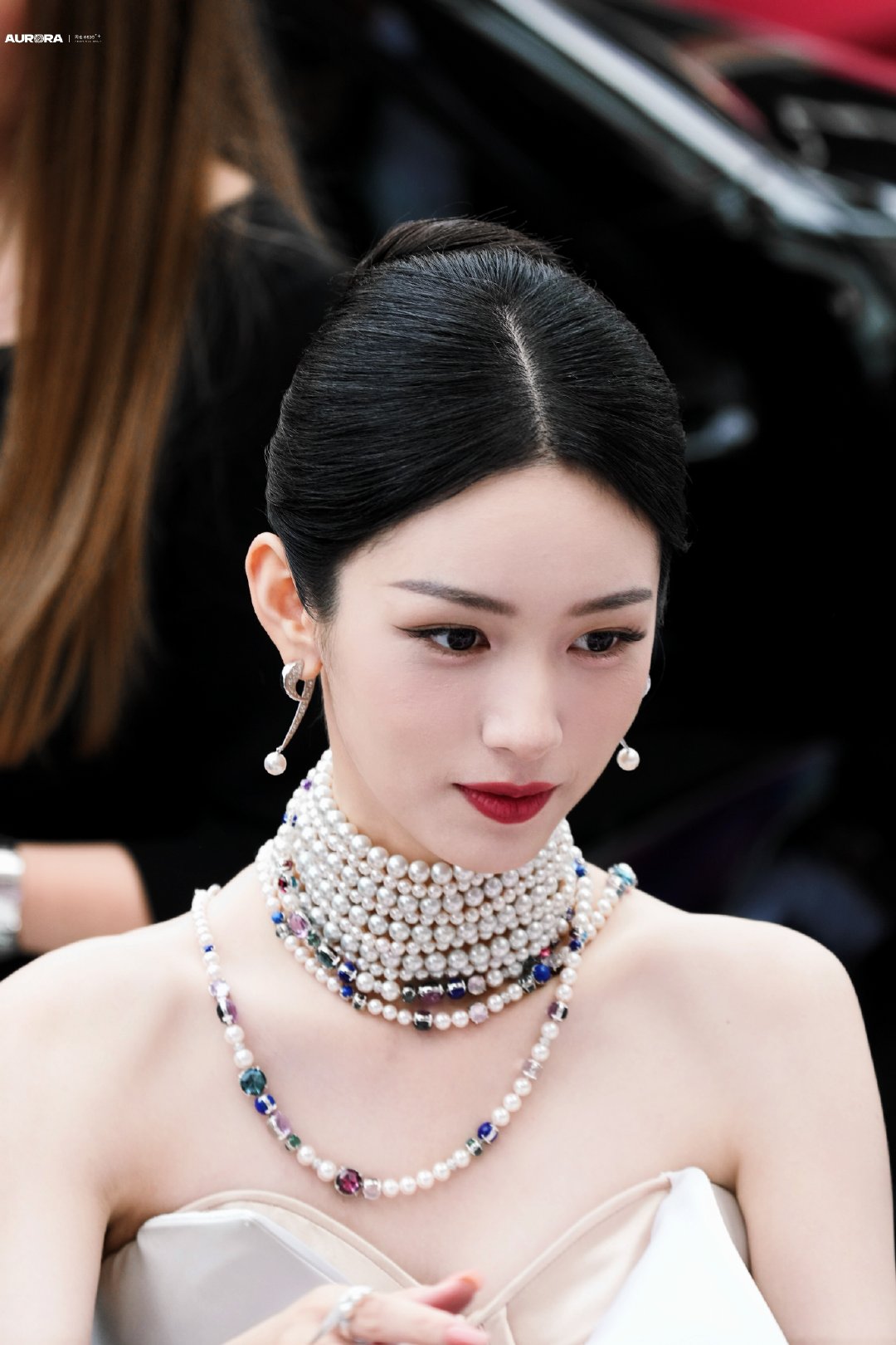 Mỹ nhân đẹp chấn động thế gian náo loạn thảm đỏ Cannes, bước xuống cầu thang cũng đẹp như cổ tích thần tiên- Ảnh 4.