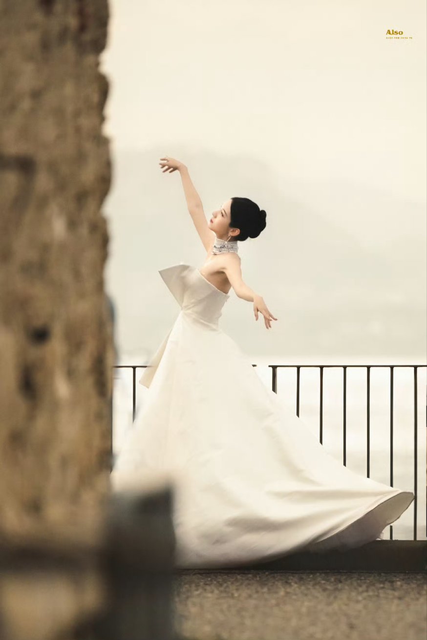 Mỹ nhân đẹp chấn động thế gian náo loạn thảm đỏ Cannes, bước xuống cầu thang cũng đẹp như cổ tích thần tiên- Ảnh 6.