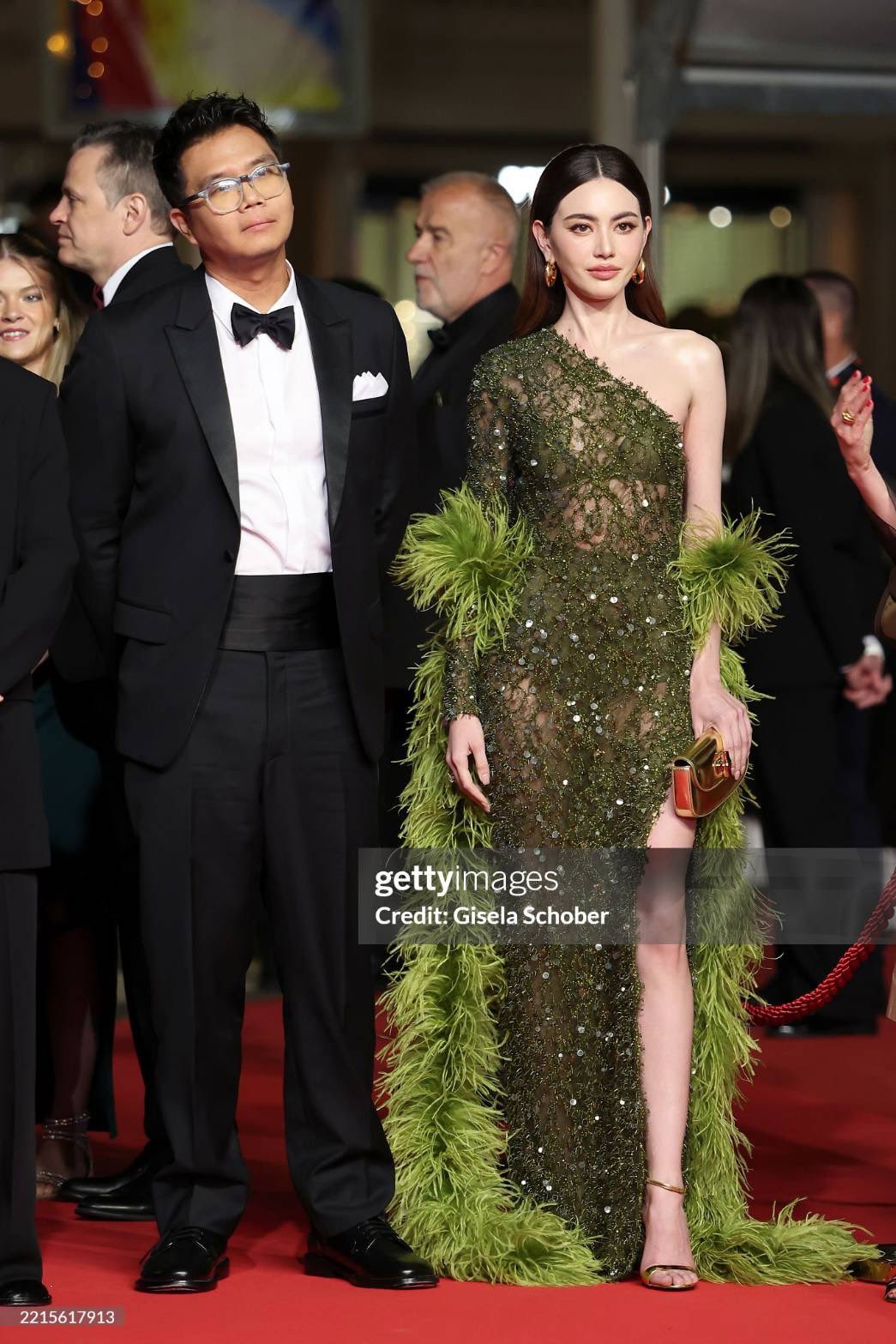 Clip viral: Quốc bảo nhan sắc bị ngó lơ ở thảm đỏ Cannes 2025, pose dáng với máy hút bụi trước hàng trăm người- Ảnh 5.