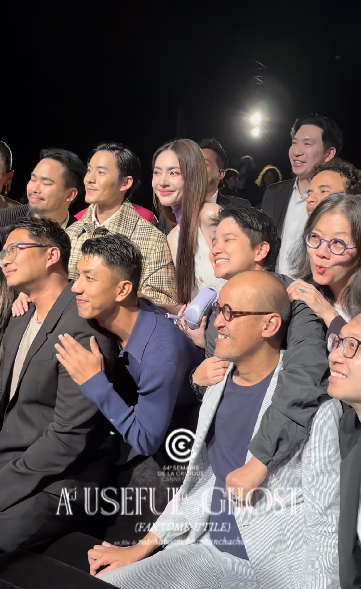 Clip viral: Quốc bảo nhan sắc bị ngó lơ ở thảm đỏ Cannes 2025, pose dáng với máy hút bụi trước hàng trăm người- Ảnh 8.