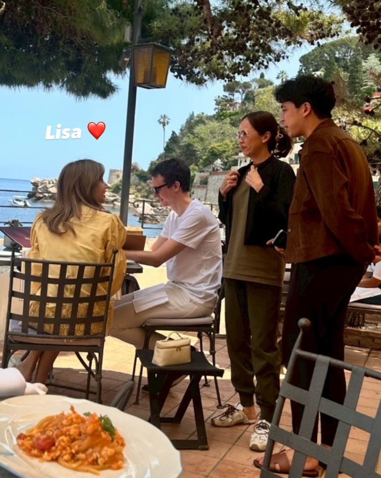 Bức ảnh thân mật thổi bùng nghi vấn Lisa (BLACKPINK)