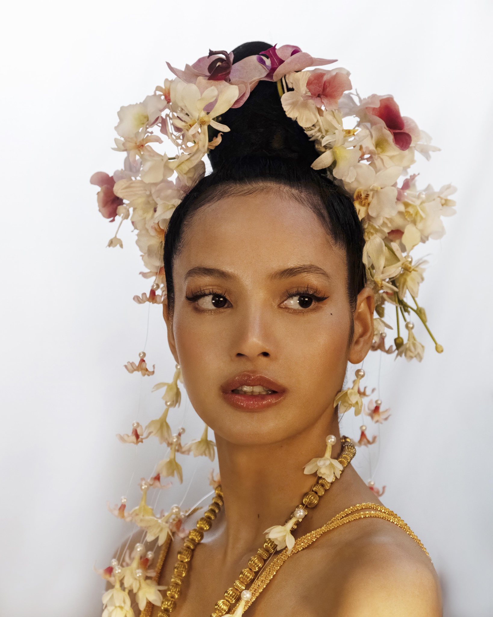 Bức ảnh thân mật thổi bùng nghi vấn Lisa (BLACKPINK)