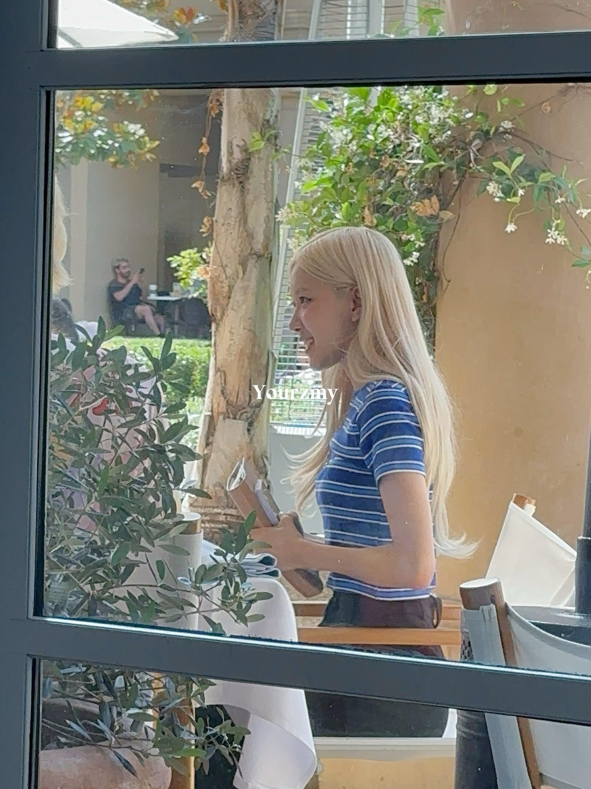 Bức ảnh đi uống cà phê khiến Rosé (BLACKPINK) bị chỉ trích