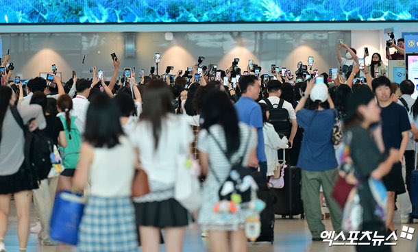 Kinh hoàng cảnh V (BTS) bị fan lao vào xô đẩy, sân bay náo loạn như