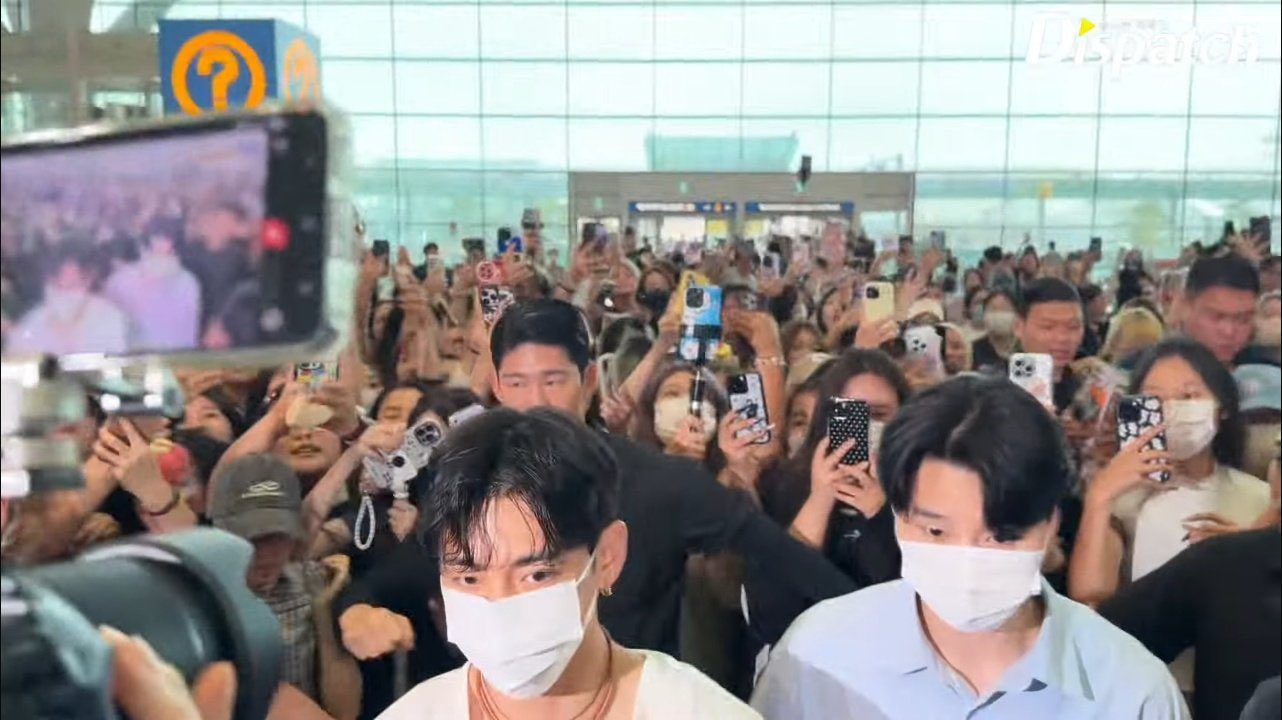 Kinh hoàng cảnh V (BTS) bị fan lao vào xô đẩy, sân bay náo loạn như