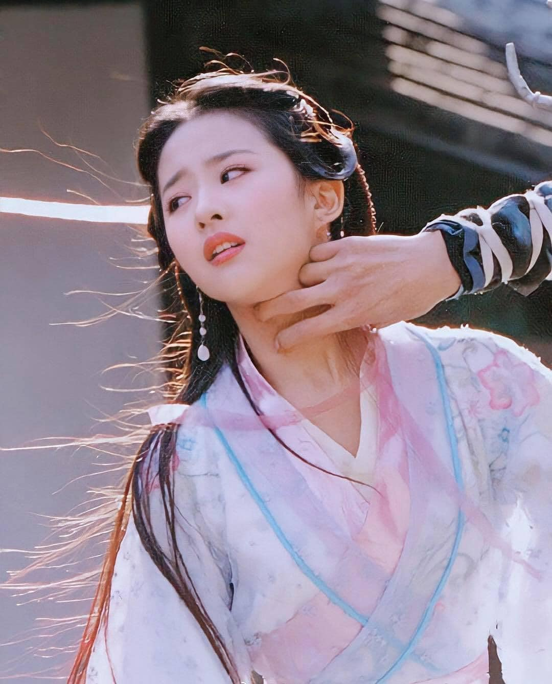 Dùng AI phục dựng chân dung “thần tiên tỷ tỷ” Vương Ngữ Yên, nhìn sang Lưu Diệc Phi mà tá hỏa