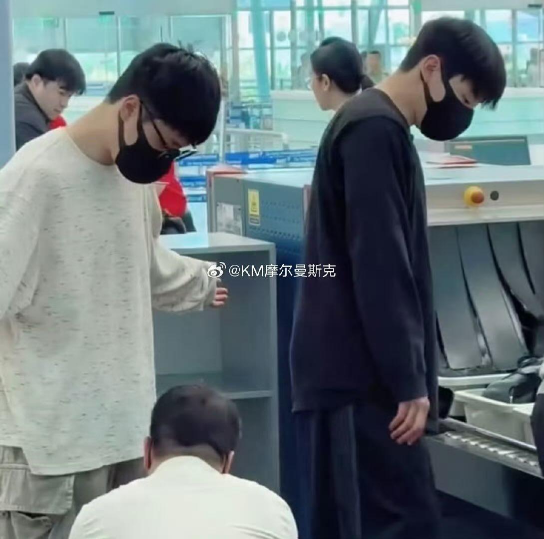 "Bắt gọn" Jimin - Jungkook (BTS) tại sân bay Đà Nẵng về Hàn Quốc, có 1 cử chỉ "đốn tim" fan guczccwuaazl1w 1751030525630 1751030526399763746558