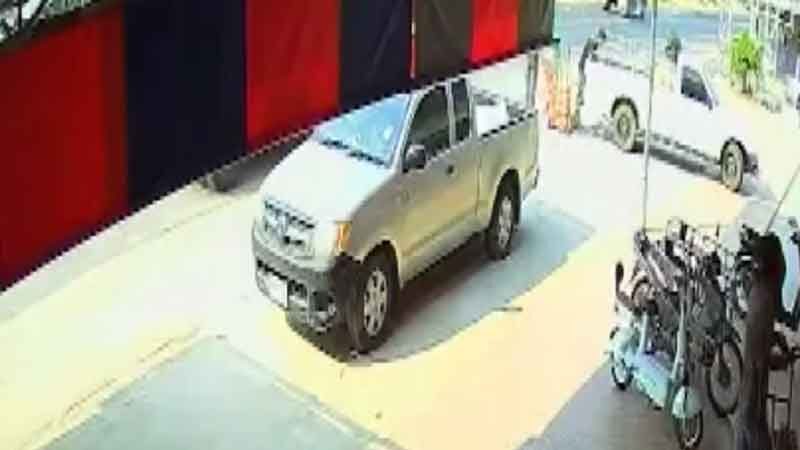 Chồng bắn vợ rồi tự sát trên xe bán tải khiến nhiều người bàng hoàng- Ảnh 1. Chồng bắn vợ rồi tự sát trên xe bán tải khiến nhiều người bàng hoàng- Ảnh 1.