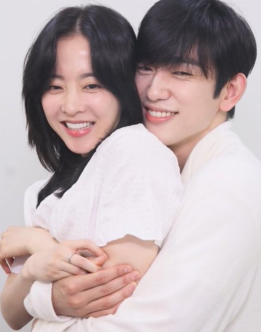 Nữ diễn viên nổi tiếng chụp ảnh nằm cả lên người bạn diễn nam: Yêu thật hay dối trá bất chấp thế này?- Ảnh 8.