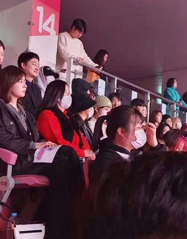 Dàn sao hot thi nhau đi concert BLACKPINK: Lee Min Ho siêu giản dị, dàn gái xinh NewJeans - BABYMONSTER gây sốt- Ảnh 7.