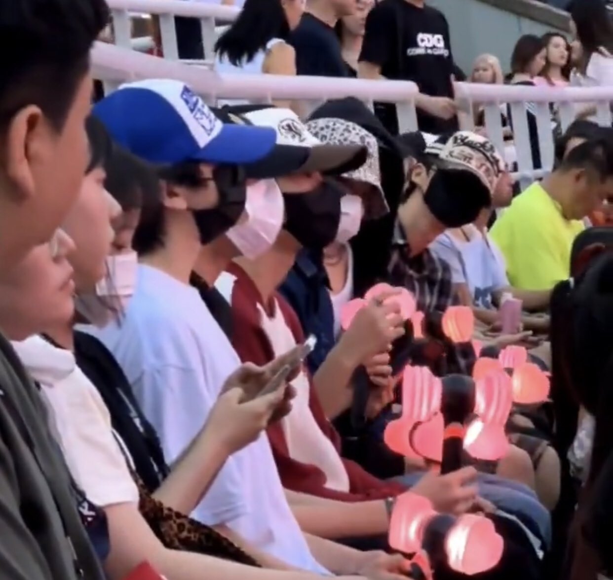 Dàn sao hot thi nhau đi concert BLACKPINK: Lee Min Ho siêu giản dị, dàn gái xinh NewJeans - BABYMONSTER gây sốt- Ảnh 12.