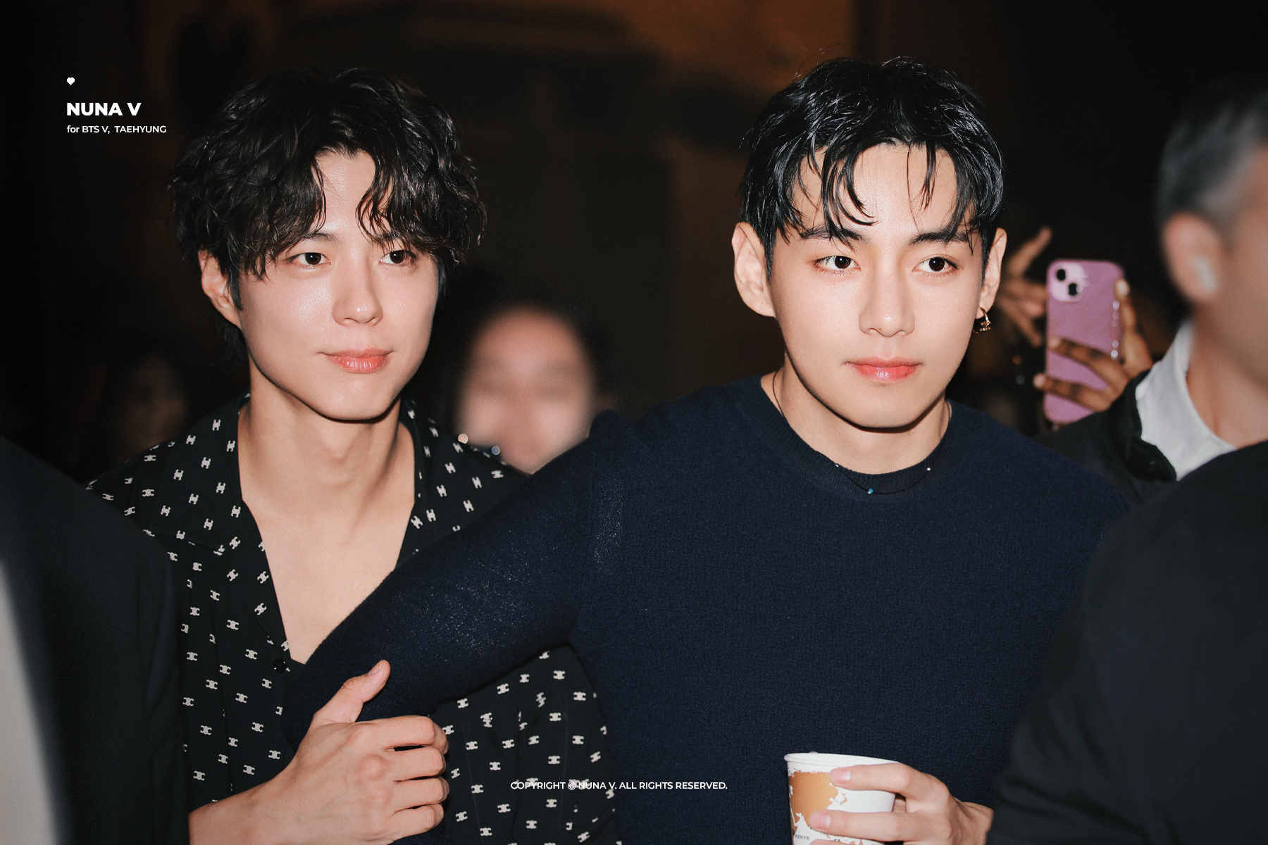 Ảnh siêu hot trong ngày: V (BTS) - Park Bo Gum tình tứ choàng tay, nép mình tạo 7749 kịch bản đam mỹ!- Ảnh 4.