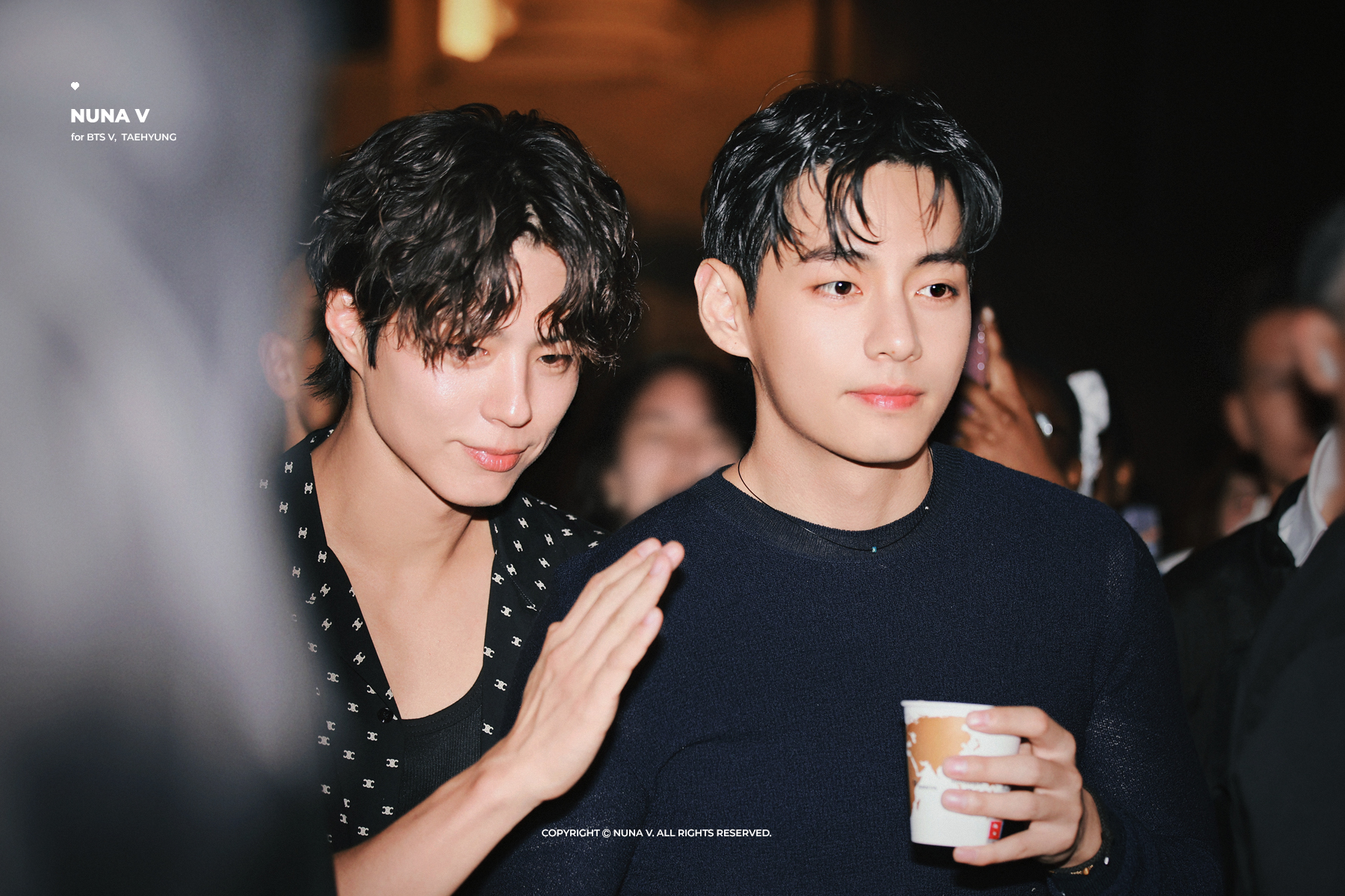 Ảnh siêu hot trong ngày: V (BTS) - Park Bo Gum tình tứ choàng tay, nép mình tạo 7749 kịch bản đam mỹ!- Ảnh 5.