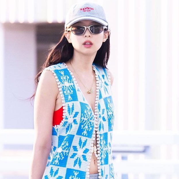 Jennie (BLACKPINK) đi cái gì dưới chân vậy trời?- Ảnh 1.