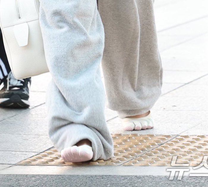 Jennie (BLACKPINK) đi cái gì dưới chân vậy trời?- Ảnh 4.