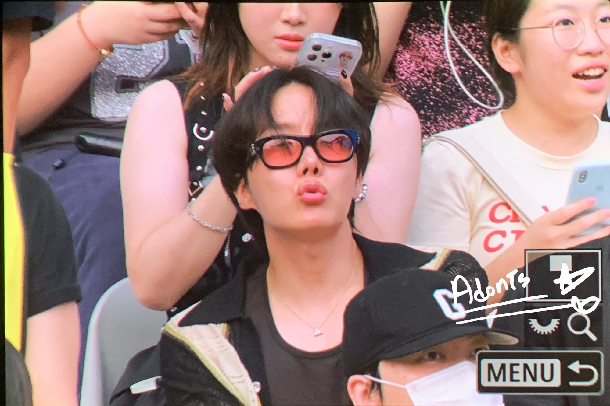 Dàn sao đu concert BLACKPINK ngày 2 còn khủng hơn ngày 1: Tình tin đồn Jisoo - Jennie, kình địch BTS - TWICE đều lộ diện!- Ảnh 3.