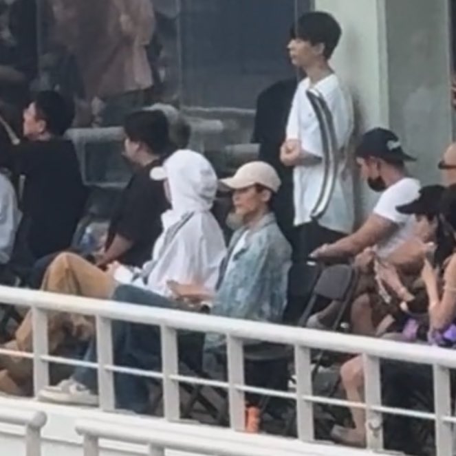 Dàn sao đu concert BLACKPINK ngày 2 còn khủng hơn ngày 1: Tình tin đồn Jisoo - Jennie, kình địch BTS - TWICE đều lộ diện!- Ảnh 7.