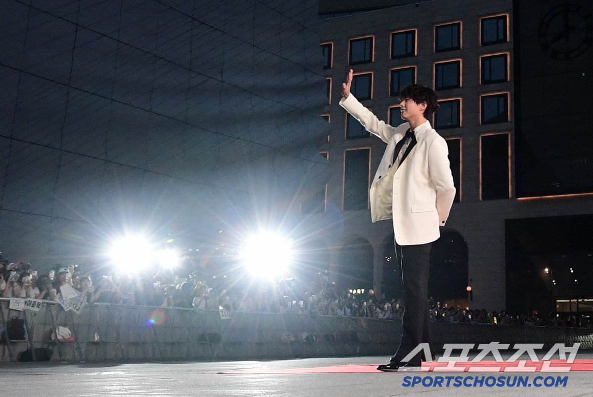 Mỹ nam hot nhất thảm đỏ Rồng Xanh 2025: Lên đồ như chú rể đi hỏi vợ, đẹp trai vô địch ngắm mấy cũng không đủ- Ảnh 6.