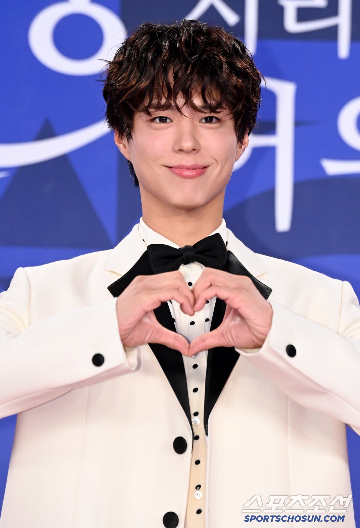 Mỹ nam hot nhất thảm đỏ Rồng Xanh 2025: Lên đồ như chú rể đi hỏi vợ, đẹp trai vô địch ngắm mấy cũng không đủ- Ảnh 2.