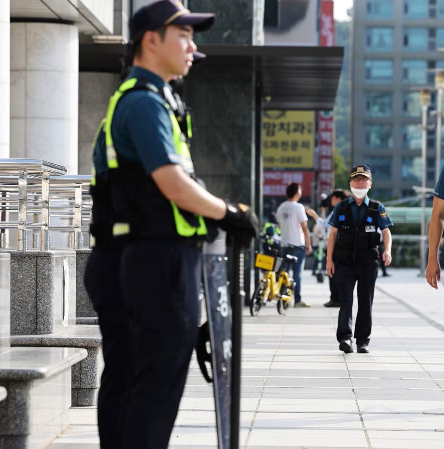 Cảnh sát đột kích khẩn vào trụ sở HYBE,