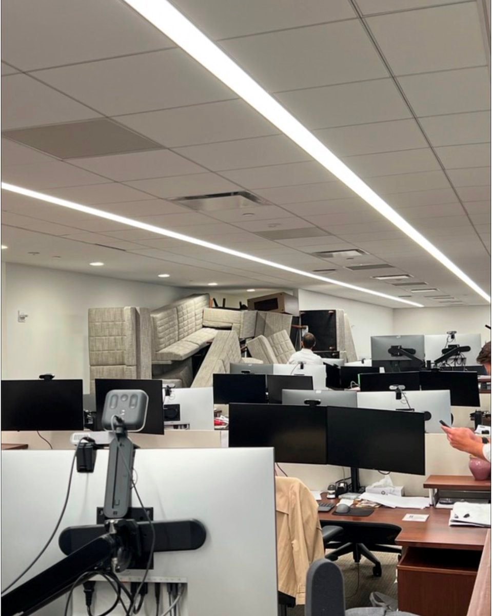 Tấm ảnh tiết lộ sự thật kinh hoàng trong vụ giám đốc cấp cao bị bắn chết tại trụ sở quỹ tài sản lớn nhất thế giới- Ảnh 4.