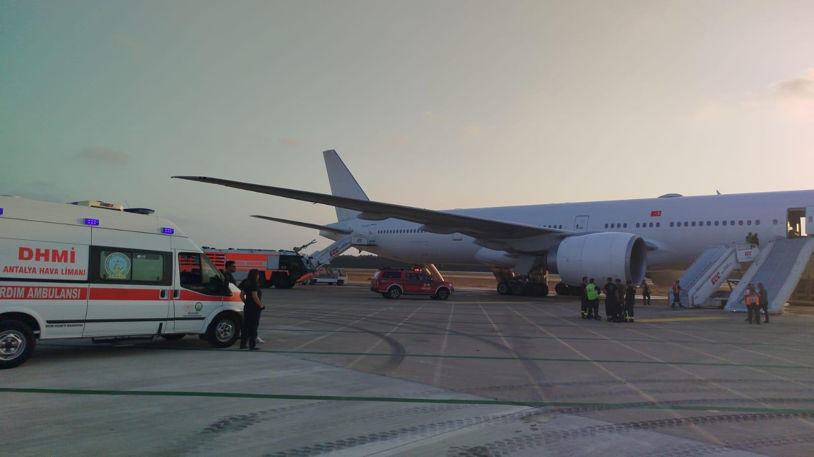 247 hành khách hoảng loạn sơ tán khẩn cấp khi máy bay vừa hạ cánh- Ảnh 3.