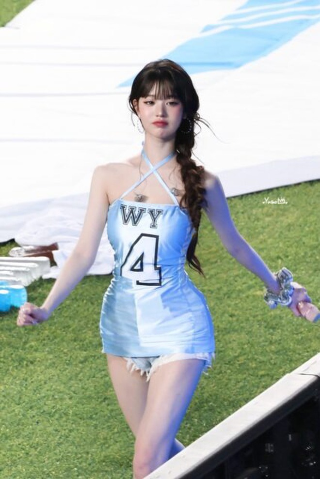 "Công chúa Kpop" Jang Won Young hứng gạch tan nát vì mặc váy bó ngắn cũn cỡn, hóa ra là đồng đội "chỉ điểm" gxhawyiauaerla9 427x640 17539528502071634240019 1753959860770 17539598610211322803818