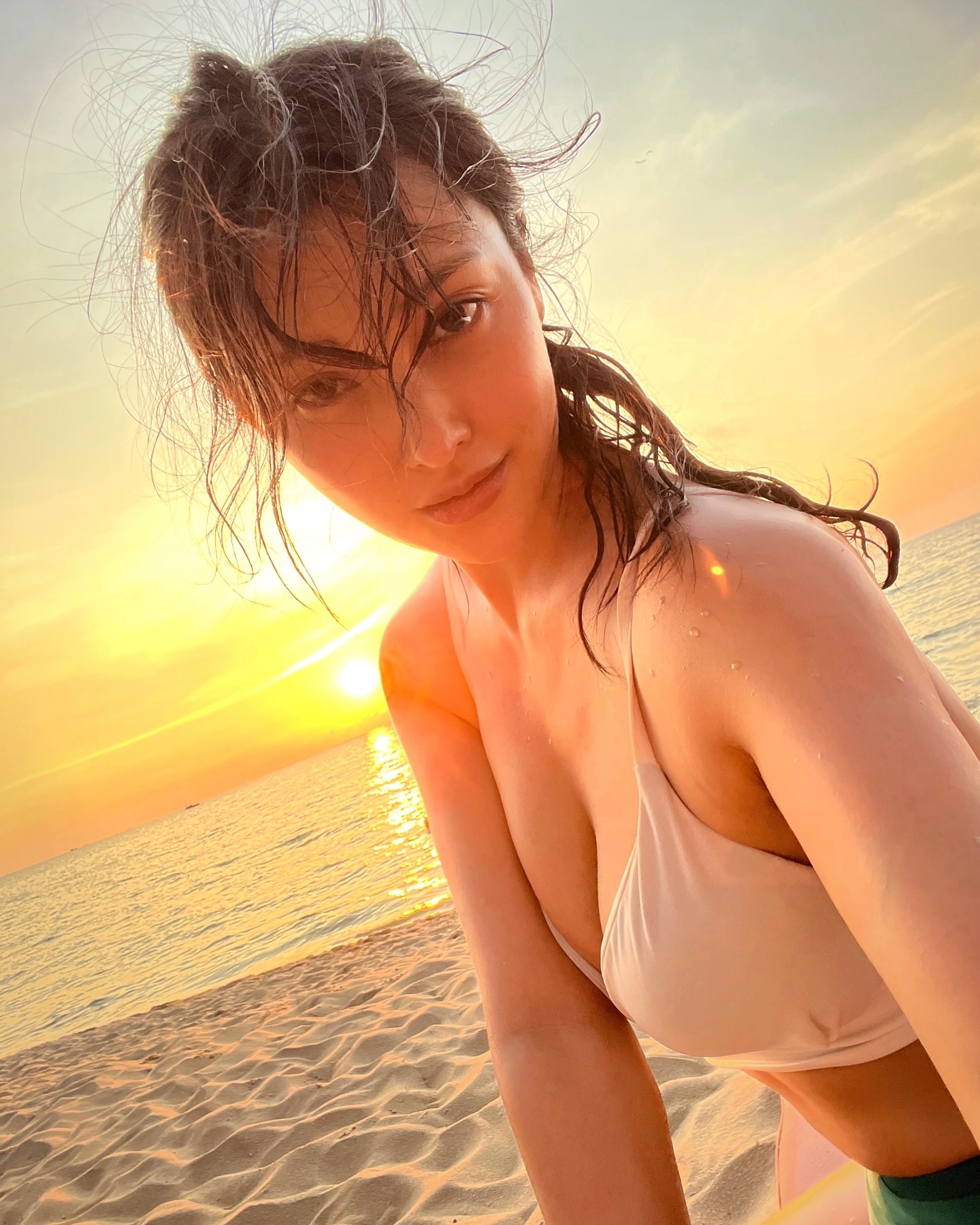 Gái xinh Kpop đọ body khét lẹt cùng bikini hè: Somi - Hyeri cực