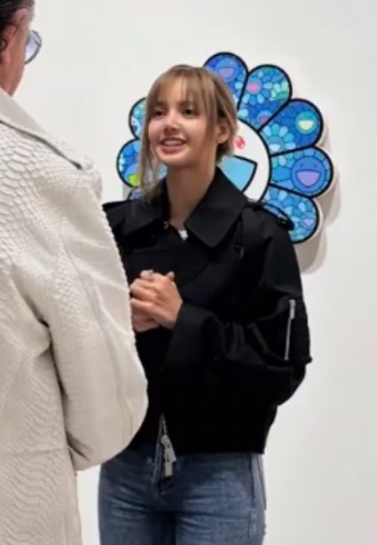 Lisa (BLACKPINK) quên make-up, làm tóc đi sự kiện à?- Ảnh 1.