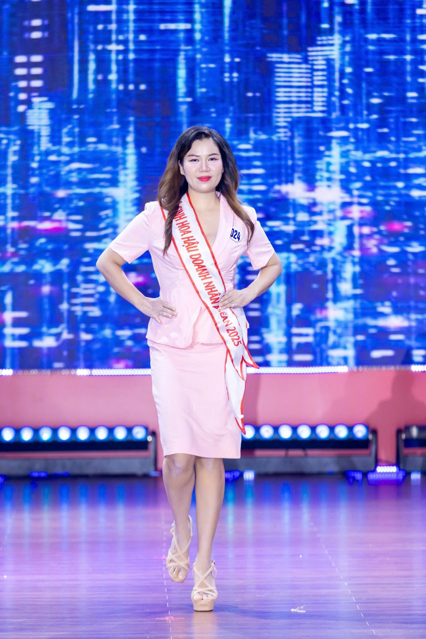 Hành trình chinh phục vương miện Á hậu 3 của nữ doanh nhân tài năng Trần Thị Huyền Anh - 4