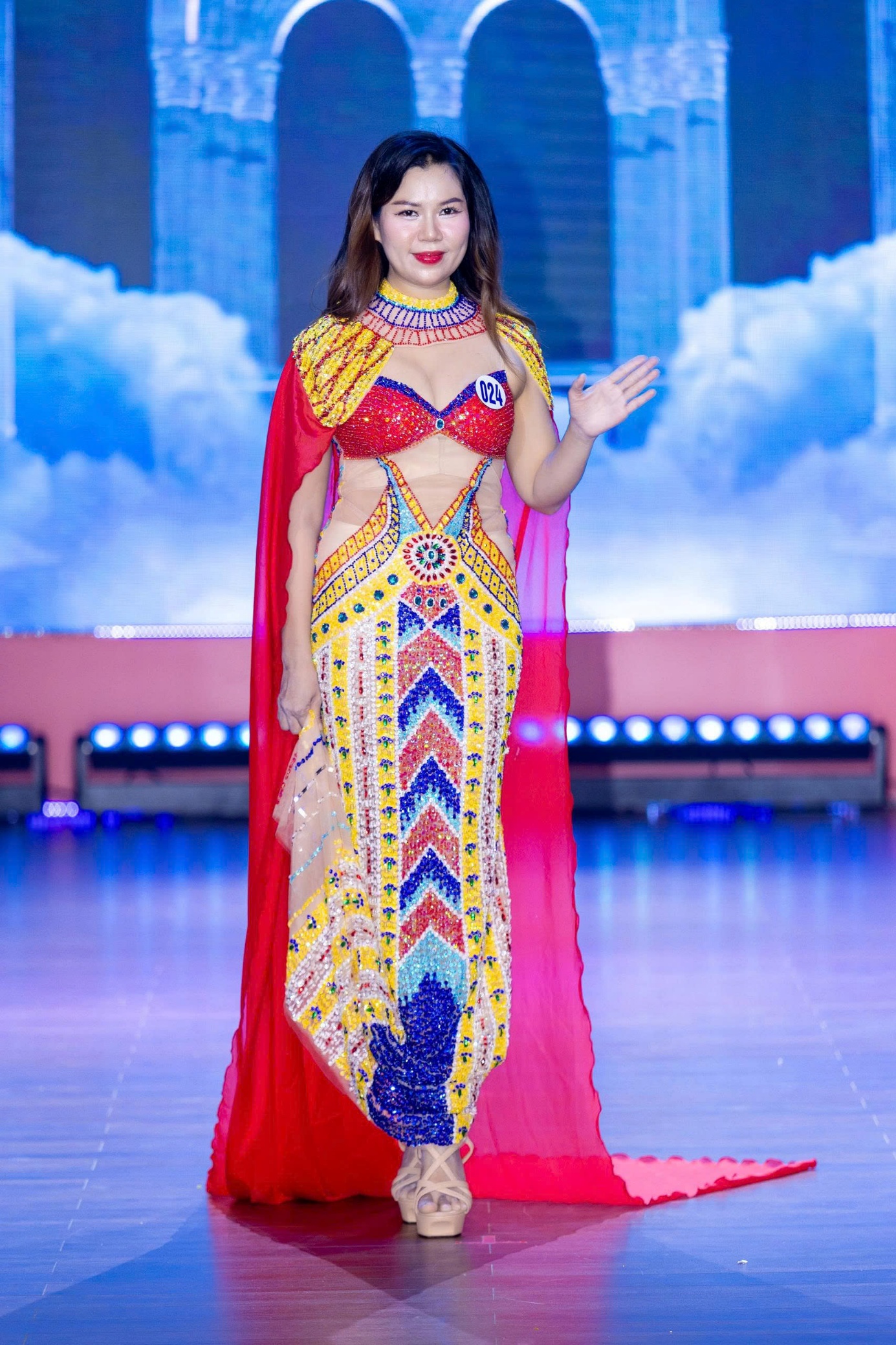 Hành trình chinh phục vương miện Á hậu 3 của nữ doanh nhân tài năng Trần Thị Huyền Anh - 2