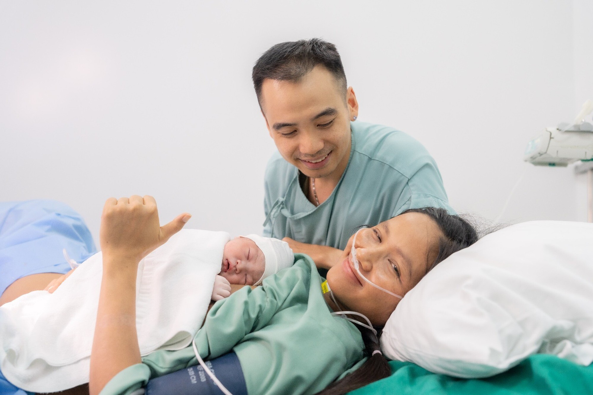 Hoa hậu H'Hen Niê sinh con đầu lòng: Chồng nhiếp ảnh gia khóc khi vợ Hoa hậu H'Hen Niê sinh con đầu lòng: Chồng nhiếp ảnh gia khóc khi vợ