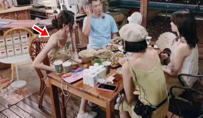 Lộ ảnh năm 16 tuổi của mỹ nhân Tân Cương đẹp nhất Cbiz, hàng triệu netizen tranh cãi: