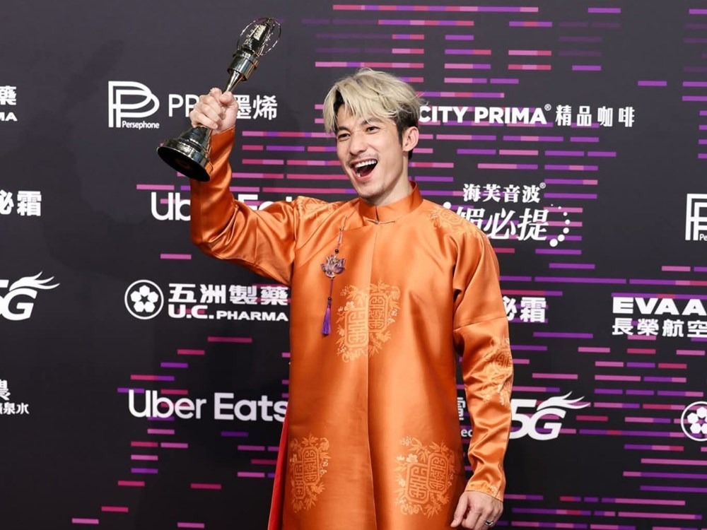 Xôn xao clip Liên Bỉnh Phát “bắn” tiếng Anh giữa lễ trao giải Kim Chung!- Ảnh 4.