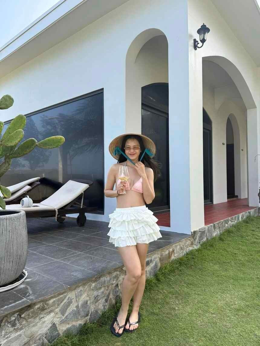 "Hot girl bế giảng" khoe sắc vóc thăng hạng, body chuẩn từng cen-ti-mét trong trang phục một mảnh h3 1752133048729 175213304886160099442 1752137017533 1752137017722609039368