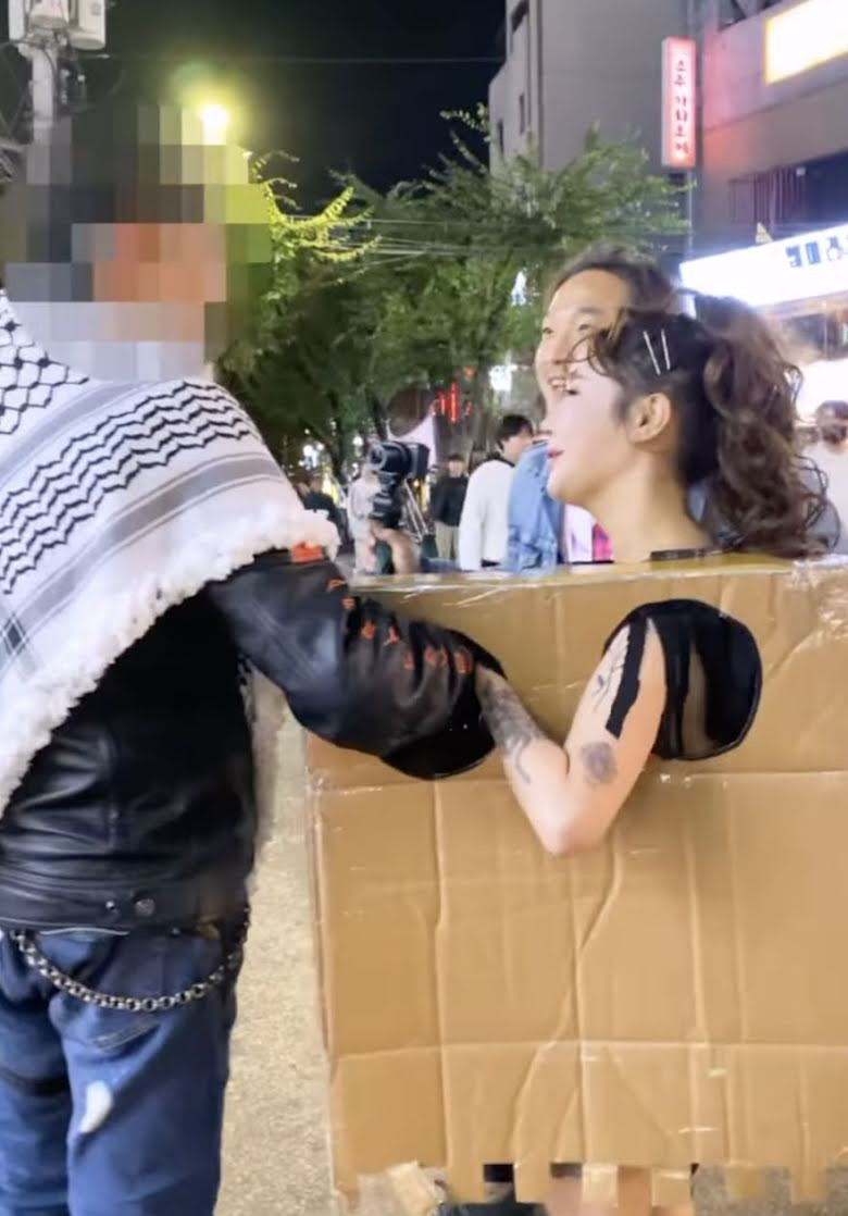 Mời gọi đàn ông động chạm vòng 1 của mình giữa phố, hot girl nhận hình phạt từ tòa án- Ảnh 3.