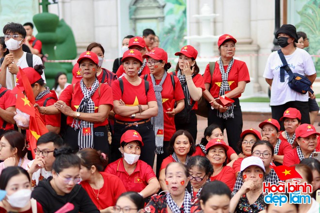 Đưa con bị sốt nhập viện gấp, sao nữ Vbiz xúc động trước việc làm này của lực lượng cảnh sát- Ảnh 4.