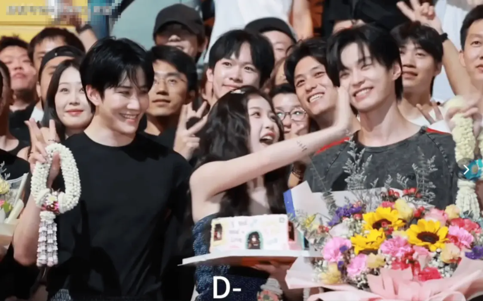 Đối thủ Triệu Lộ Tư làm 1 chuyện khiến 320 triệu người cãi nhau kịch liệt: Là vui hay vô duyên?- Ảnh 1.