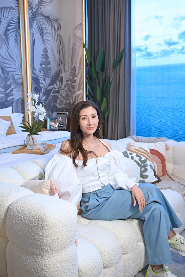 Hoa hậu gây sốt vì khoe eo