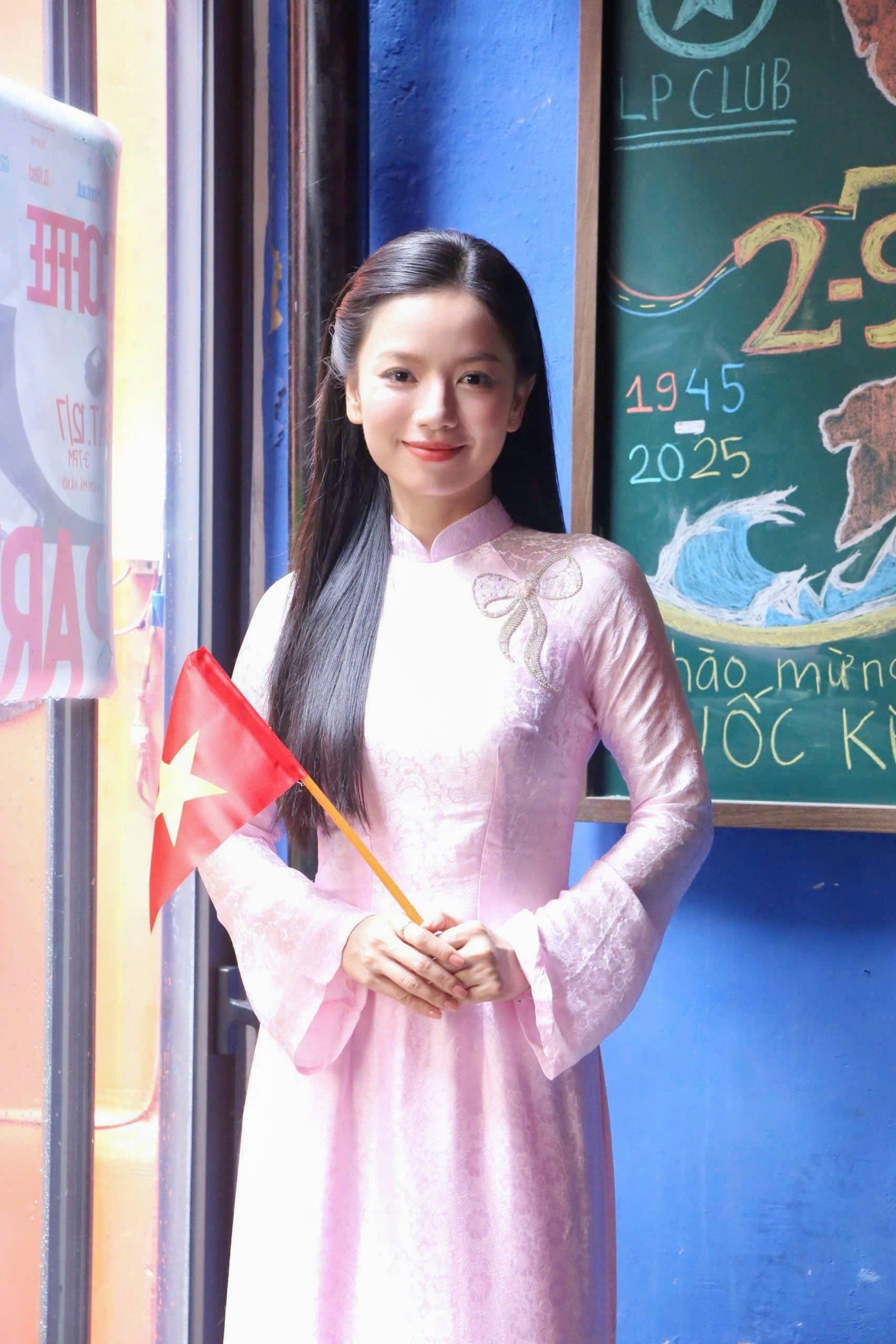 ha1-1755742185-223-width1390height2086 Bóng hồng duy nhất trong ‘Mưa đỏ’ - 5