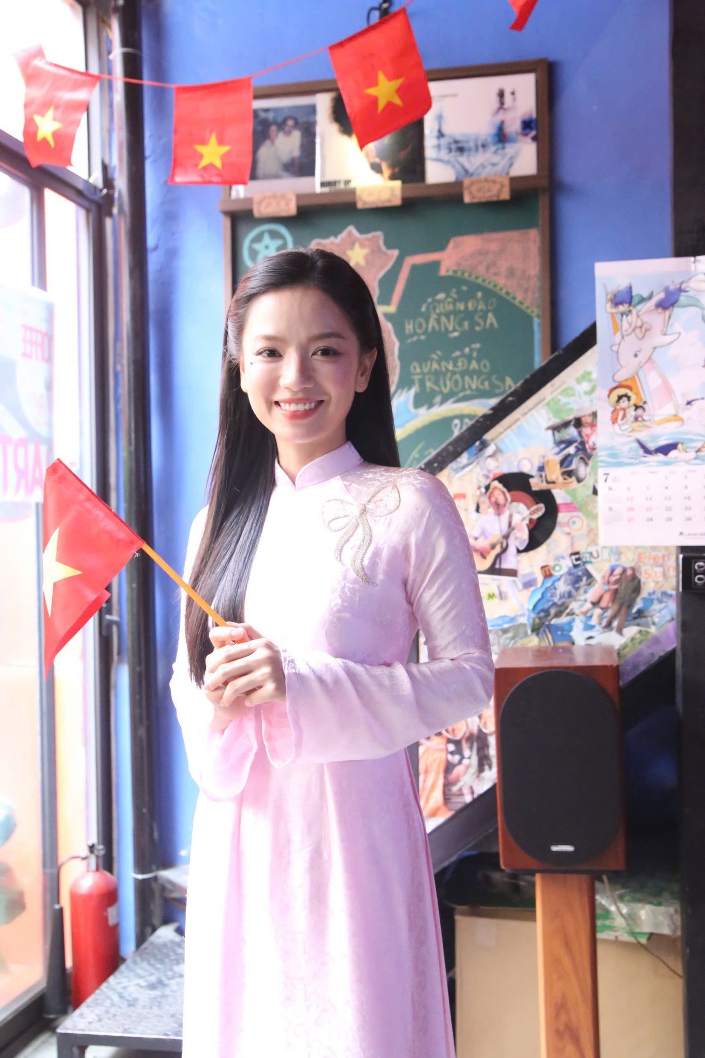 ha2-1755742185-301-width1390height2086 Đóng người yêu của nhân vật Cường (Đỗ Nhật Hoàng) trong phim nhưng Hạ Anh và Nhật Hoàng không được phép nói chuyện quá nhiều hay thân thiết. “Đạo diễn muốn chúng tôi giữ khoảng cách để khi diễn có cảm xúc tươi mới, nguyên sơ chứ không phải là những người đã quen biết từ trước”, Hạ Anh chia sẻ.