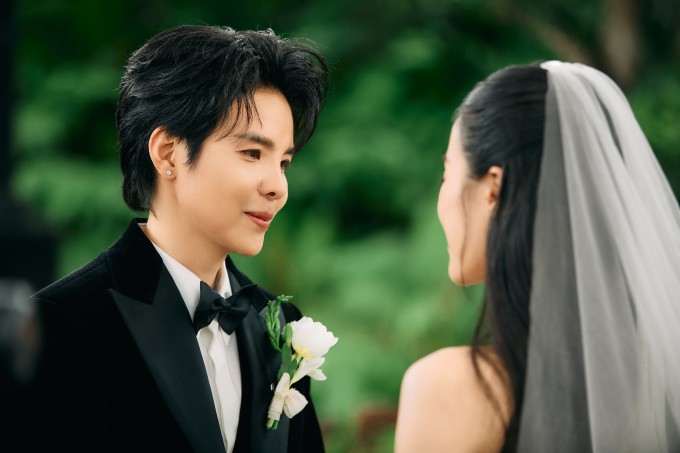 hag0993-1739354394-1739354511-7459-1739354521-1739354706-47-width680height453 Vũ Cát Tường rơi nước mắt khi ngắm Thu Trang trong chiếc váy cưới.